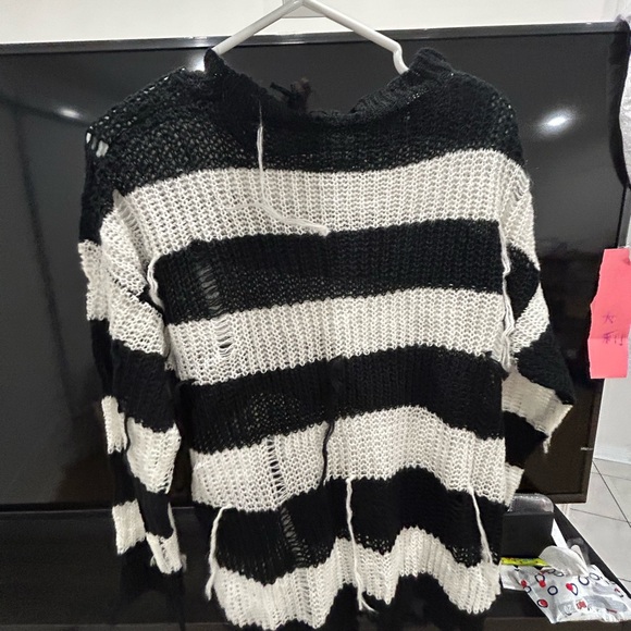 Two Toned Distressed Sweater - Picture 3 of 4